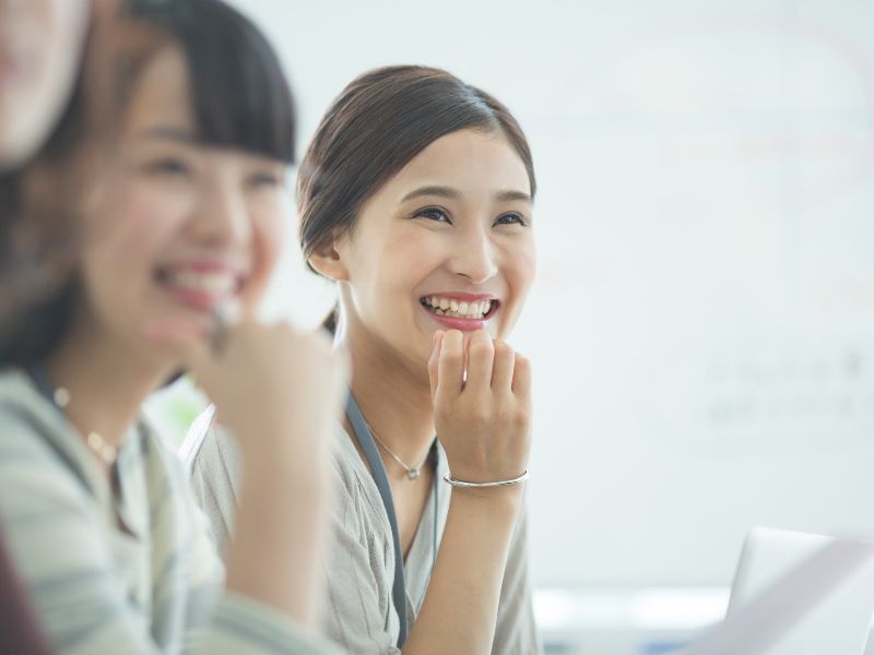 笑顔の女性会社員の画像