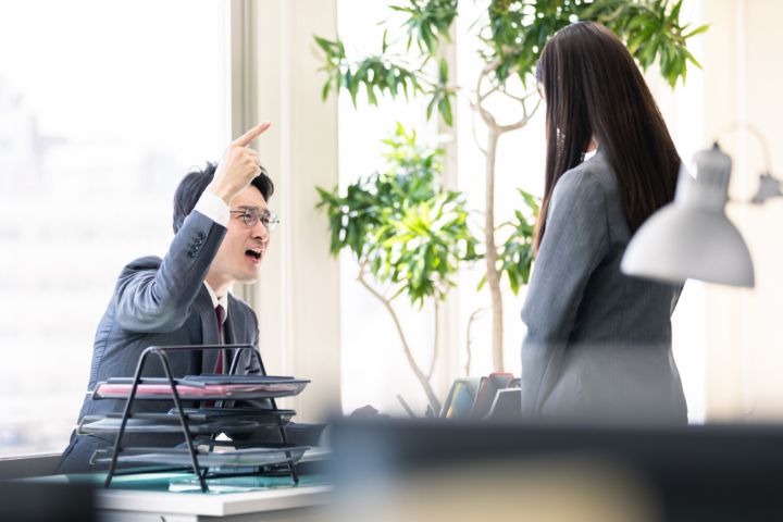 部下を怒鳴りつける上司のイメージ