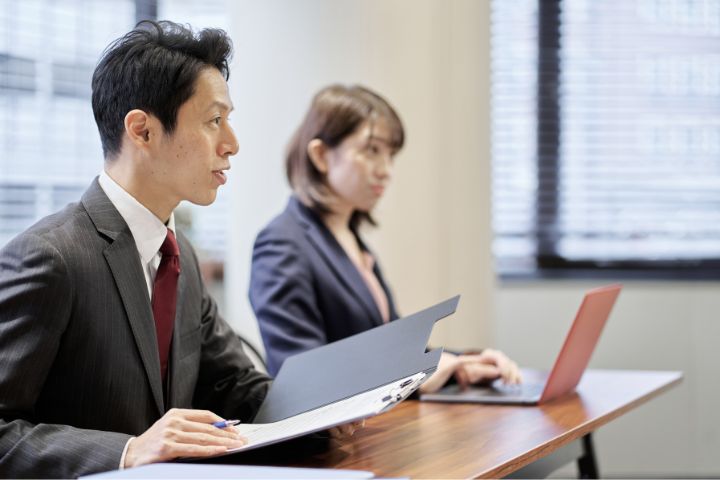 2人の面接官の画像