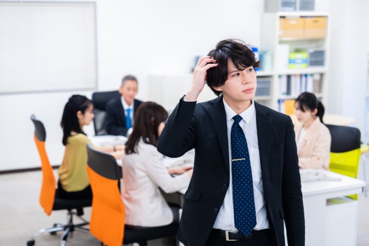 やる気がなさそうな男性社員のイメージ