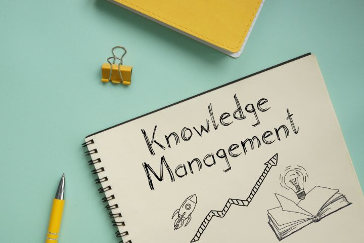 KnowledgeManagementと書かれたノートのイメージ