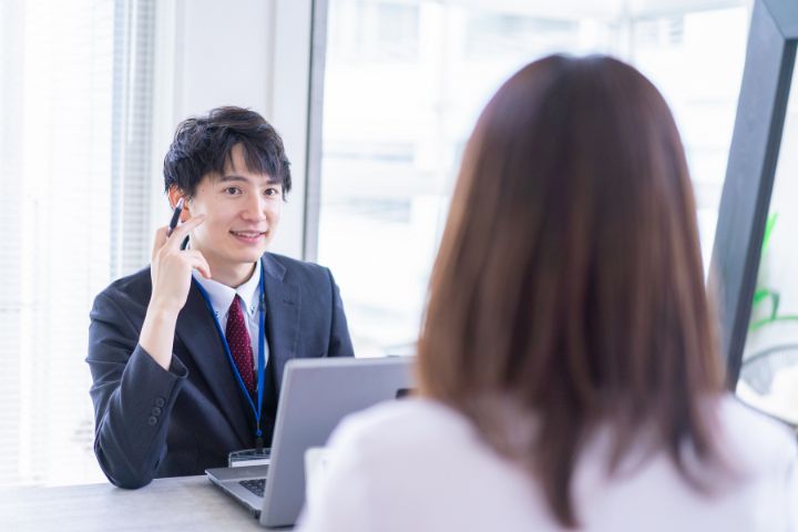 上司と部下が面談している様子