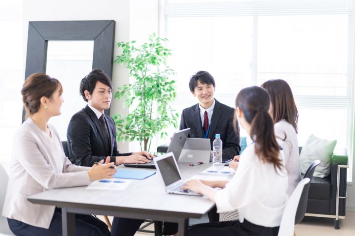 会議中の会社員の画像