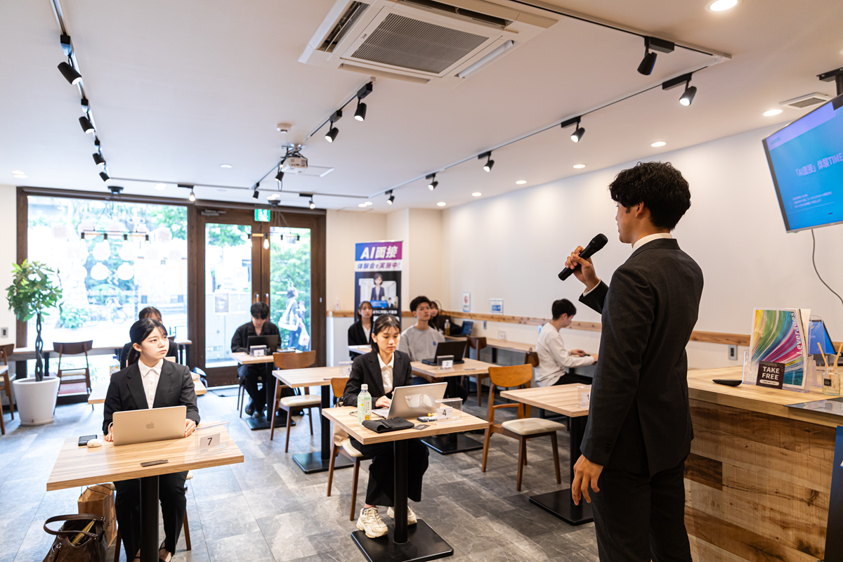 AI面接体験会で説明をするプロダクトマネージャー