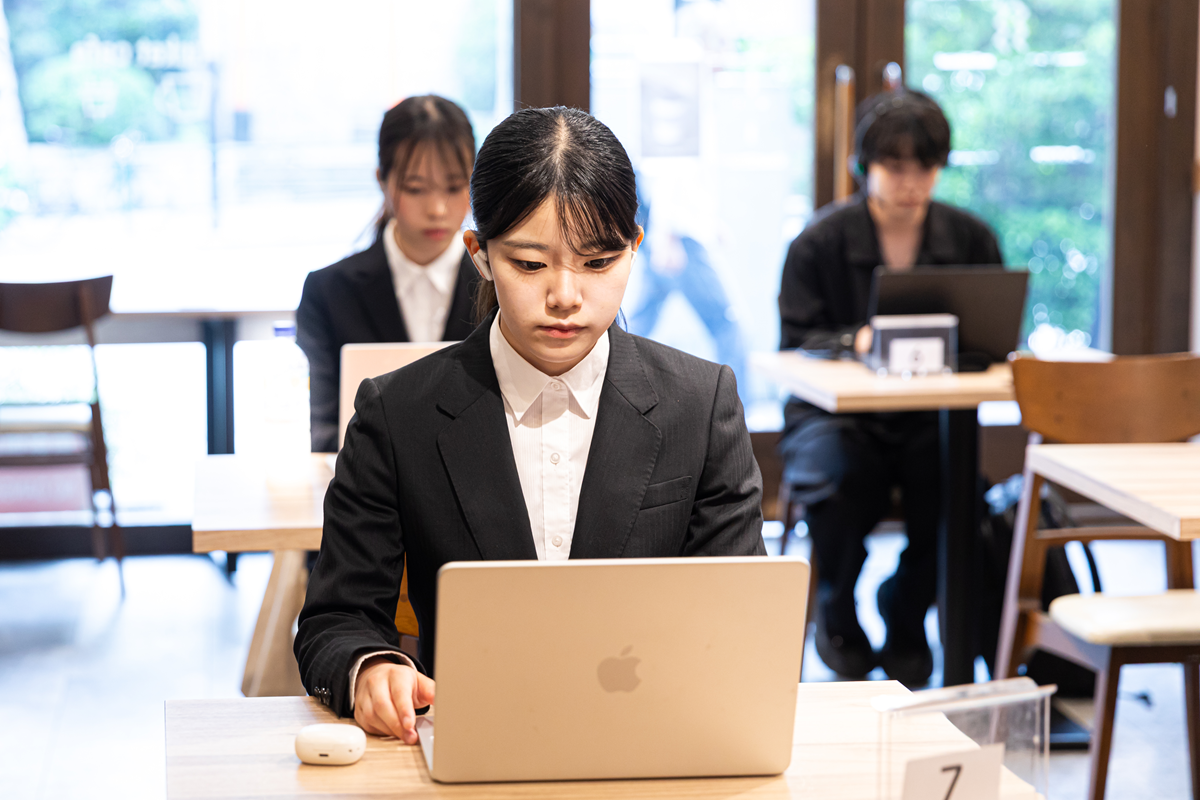 AI面接体験会でAI面接を受ける就活生